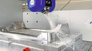 Das Unternehmen AWM Arnstädter Werkzeug- und Formenbau in Thüringen ist ein Hersteller von komplexen Spritzgießwerkzeugen und Sondermaschinen. Mit einer neuen Portalfräsmaschine des Typs Endura 900 Linear Kompakt von Fooke verdoppelt das Unternehmen jetzt das Maximalgewicht von Spritzgusswerkzeugen auf 20 t. (AWM / M. Krummrich)