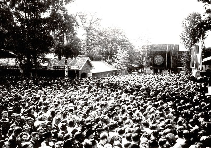 1947 – die Anfänge der Hannover Messe: Der erstarrende Hauch einer Politik, die als Morgenthau-Plan in die Geschichte einging und die eine fast vollständige Ausschaltung des deutschen Industriepotenzials zur obersten Leitlinie erhoben hatte, lag vor 65 Jahren düster über dem Land und ihren Menschen. Doch das Ende war ein Anfang. „Wenn ihr nicht verhungern wollt, müsst ihr exportieren“, konstatierten britische Wirtschaftsoffiziere. „Zeigt was ihr könnt und macht eine Export-Schau.“ In dieser Zeit tiefster Depression wurde von den Deutschen verlangt, nach einer sehr knappen Vorbereitungszeit der Weltöffentlichkeit zu beweisen, welche wirtschaftliche Kraft in ihnen steckt. In nur 100 Tagen haben über 4000 Menschen aus den steinernen Böden leerer Fabrikhallen ihr Gelände für die 