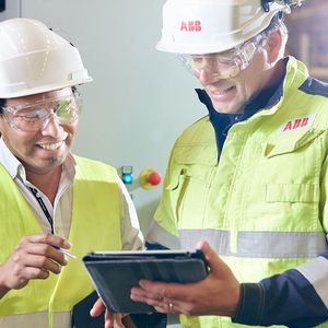 Vor-Ort-Hilfe erhalten die Anwender von ABB Servicemitarbeitern sowohl zum Erfahrungsaustausch als auch im Ernstfall.