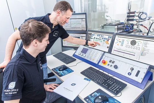 Testsysteme von AVL umfassen alle erforderlichen Hardware- und Softwarebausteine, hier für Brennstoffzellensysteme(Bild:  AVL, Peter Riedler)
