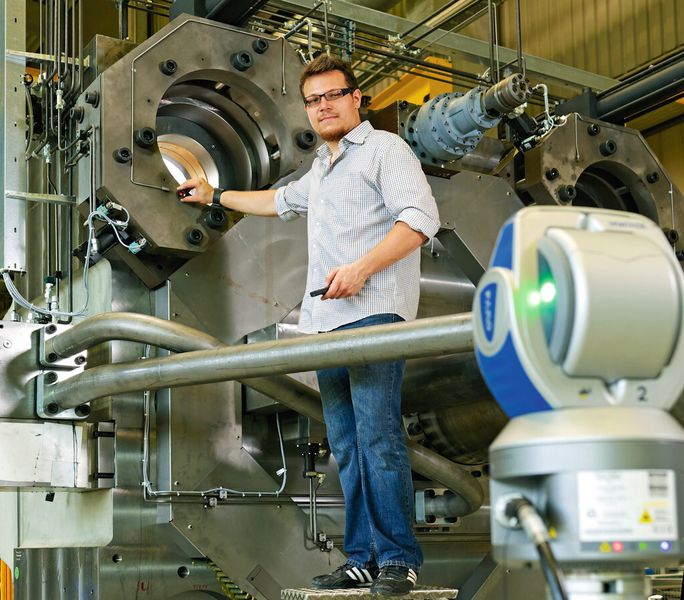 Der Lasertracker richtet einen Laserstrahl auf eine Spiegelsonde, die als Reflektor dient. Der reflektierte Strahl kehrt zum Tracker zurück und seine genaue Länge wird erfasst. (Faro)