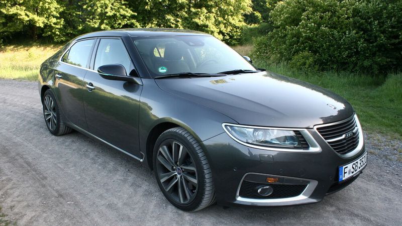 Den 9-5 stellte Saab von 1997 bis Ende 2011 her. Es ersetzte den seit Frühjahr 1985 angebotenen Saab 9000 und war zunächst als Stufenhecklimousine erhältlich. Wie auch der 9-3 basiert dieser auf der bei Opel konstruierten GM2900-Plattform, die u. a. auch im Opel Vectra B zum Einsatz kam. (Bild: Autoren-Union Mobilität)