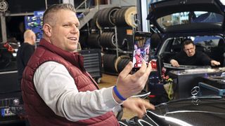 Authentisch berichtet der Geschäftsführer Sven Sliwa in kurzen Videos auf seinen Social-Media-Kanälen aus dem Alltag seines Kfz-Betriebs und befeuert damit sein Werkstattgeschäft. (Bild: Schreiner – »kfz-betrieb«)