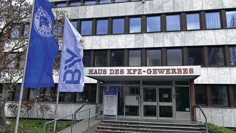 Die Verbände sind auch für die Mit­glieder in Frankfurt am Main wieder präsent. BIV-Kfz und ZDK laden ein.(Bild:  Doris S. Pfaff)