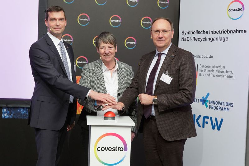 Knopfdruck zur symbolischen Inbetriebnahme der NaCl-Recyclinganlage in Krefeld-Uerdingen – vorgenommen durch die Bundesministerin für Umwelt, Naturschutz, Bau- und Reaktorsicherheit, Dr. Barbara Hendricks (Mitte), unterstützt von Covestro-Vorstand für Innovation Dr. Markus Steilemann (links) und NRW-Standortverbundleiter Dr. Klaus Jaeger (Bild: Covestro)