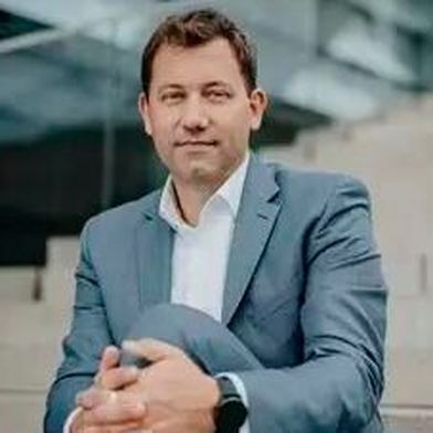 Bundesfinanzminister Lars Klingbeil will bei einer Abkehr vom Verbrenner-Aus im Gegenzug Zusagen der Industrie für den Produktionsstandort Deutschland. (Bild: lars.klingbeil.de)