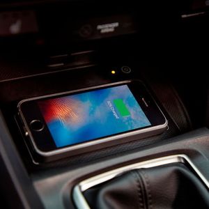 Praktisch für Vieltelefonierer ist das optionale kabellose Ladeset: Das Smartphone wird zum Aufladen einfach auf das integrierte Ladepad gelegt.