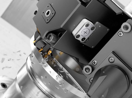 Sandvik Coromant sagt, dass bei der Zerspanung von ISO-S-Werkstoffen der überschwemmende Einsatz von Kühlschmiermitteln überholt ist. Darum verraten die Schweden, was es mit der sogenannten Präzisionskühlung und dem hydraulischen „Keil“ auf sich hat ...(Bild:  Sandvik Coromant)