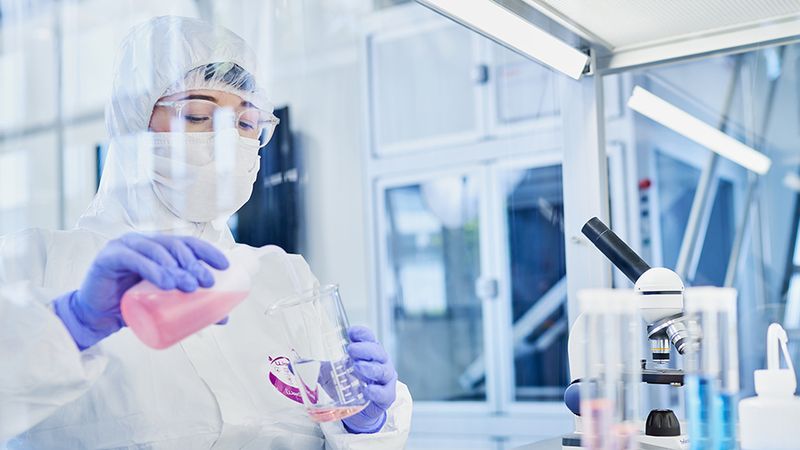 Arbeiten unter Reinraumbedingungen: In der Pharma- und Medizintechnik sind kontrollierte Umgebungen eine zentrale Voraussetzung für sichere Produktionsprozesse. (Bild:  item)