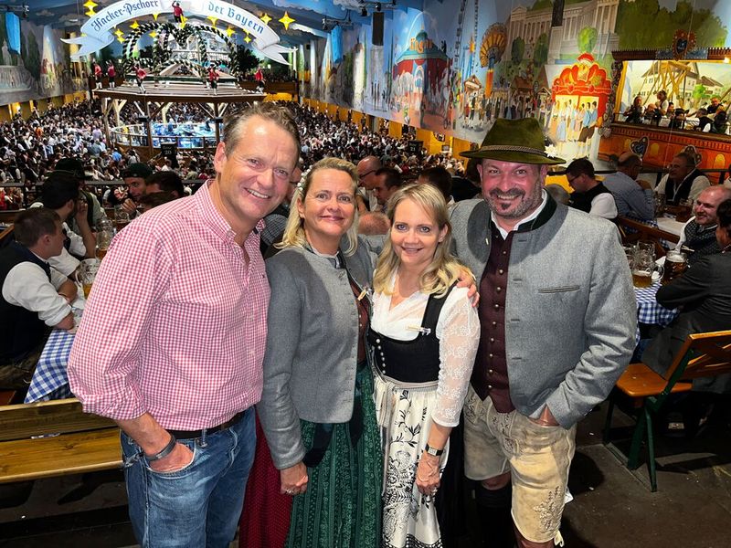 Das Lexmark Team (v. l.) Michael Lang, Stefanie Tusche, Melanie Hudson und Olaf Tusche feiern mit ihren Kunden. (Bild: Vogel IT-Medien GmbH)