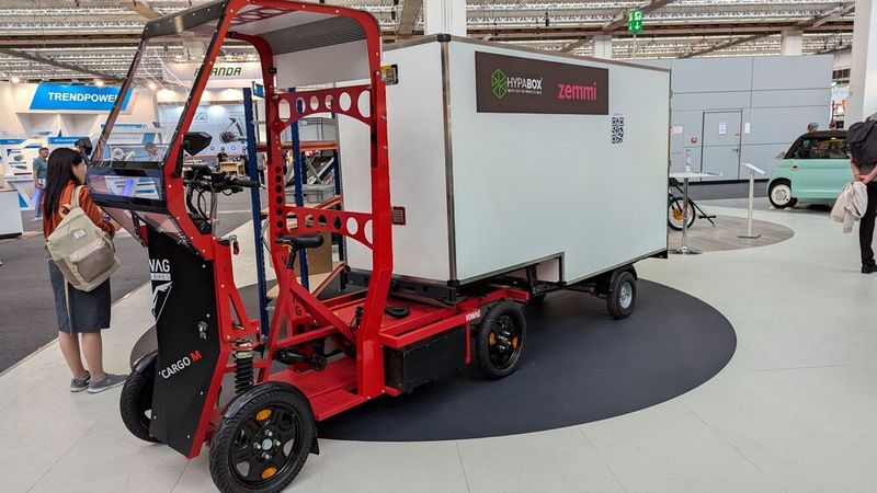 Oder besser gleich ein „richtiger“ Sattelauflieger? Kein Problem, auch so etwas bietet der Markt inzwischen an. (Bild: Dominsky – VCG)