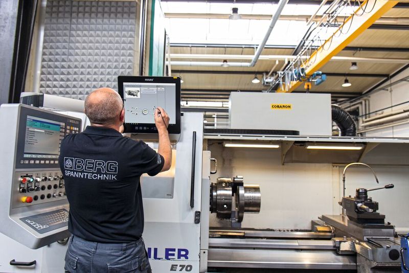 Im digitalen Einrichteblatt an den Infopoint-Terminals sieht der Werker aller Informationen, die er für die Auftragsbearbeitung braucht. (Bild: Coscom/Berg Systemtechnik)