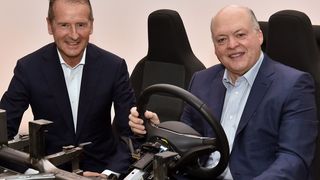Volkswagen-Chef Herbert Diess (li.) und Ford-CEO Jim Hackett (re.) informierten am Freitag über die Ausweitung der Partnerschaft beider Unternehmen. (Ford)