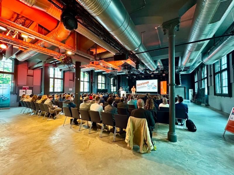 Am 19. Mai 2026 fand das DataForum in Mainz statt: Im Kulturzentrum diskutierten rund 130 Teilnehmerinnnen und -nehmer aus Wissenschaft, Versorgung, Politik, Dateninfrastruktur und Gesundheitswirtschaft über die Zukunft datengetriebener  Gesundheitsforschung und Versorgung. (Bild: © IDG Institut für digitale Gesundheitsdaten RLP)