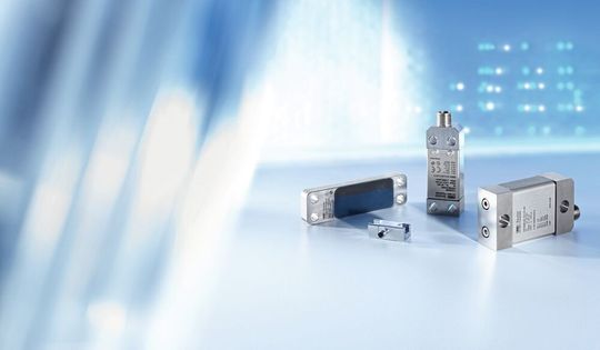 Dehnungssensoren von Baumer sind eine intelligente Alternative zur konventionellen Kraftmessung mit Kraftsensoren. Der äußerst kompakte DST20 (Mitte vorn) findet sogar bei sehr beengtem Bauraum Platz. (Bild:  Baumer)