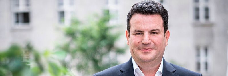 Bundesarbeitsminister Hubertus Heil: "Mit dem KI-Observatorium stellen wir frühzeitig das Teleskop scharf. Wir beobachten genau, wie sich Künstliche Intelligenz auf unser Leben, auf die Gesellschaft und nicht zuletzt auf unsere Arbeitswelt auswirkt." (Bild:  Dominik Butzmann)