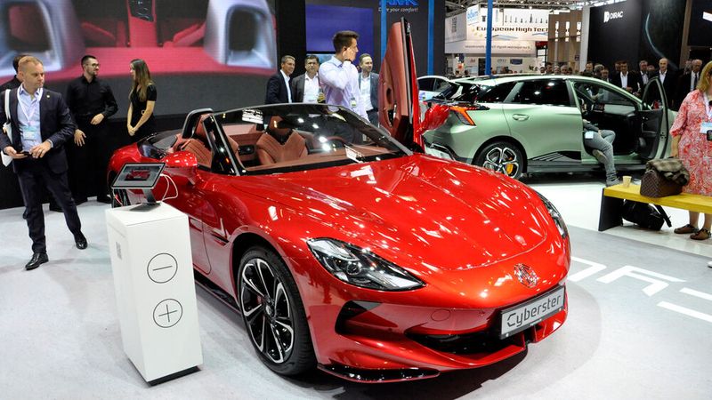 MG zeigt erstmals in Europa den Roadster Cyberster. Das Auto hat ein Stoffdach und Flügeltüren und kommt 2024 auf den Markt. (Bild: Wehner – VCG)