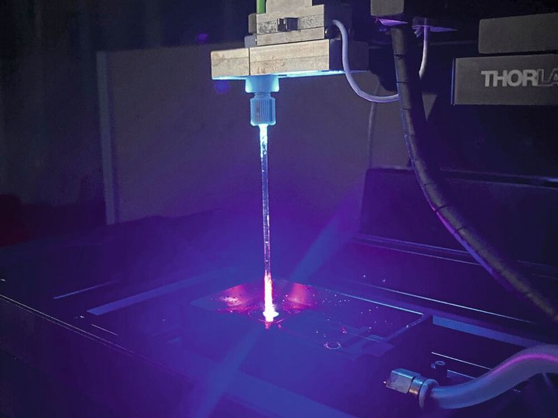 Testanordnung, mit der die Forschenden prüften, wie Kalkkristalle auf verschiedenen Oberflächen anhaften.  (Bild: Julian Schmid / ETH Zürich)