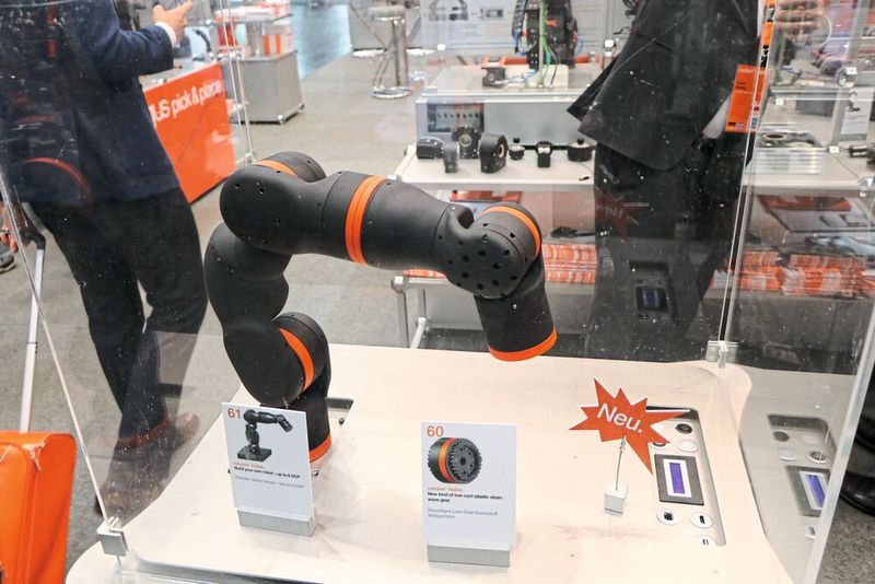 Als Prototyp zu sehen war eine 6-Achs-Kinematik, etwa für die Service-Robotik. Sie ist z.B. für einfache Bring- und Hol-Dienste und andere Aufgaben einsetzbar. (Jan Vollmuth/konstruktionspraxis)