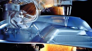 Blechschneiden mit einem 3D-CO2-Laser von Trumpf. Der Schneidkopf kann dem Verlauf der Blechkontur präzise und mit hoher Geschwindigkeit folgen. (Bild: Trumpf)