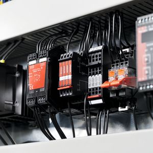 Relais- und Optokoppler zum sicheren Schalten von elektrischen Betriebsmitteln.  Bilder: Weidmüller