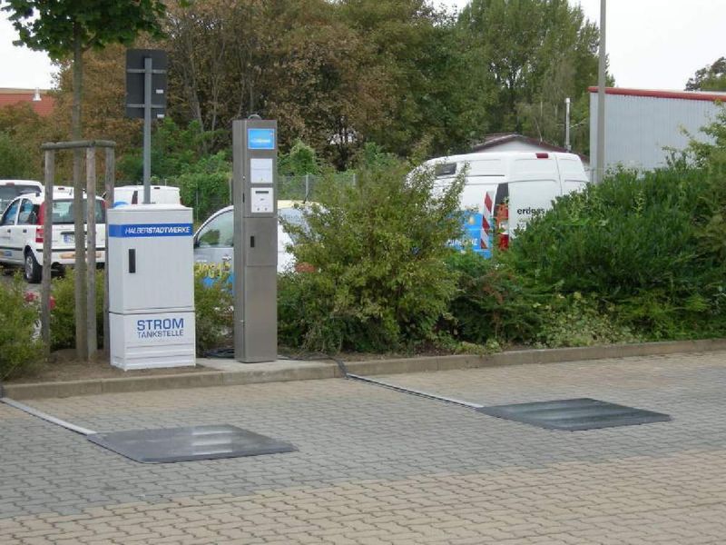 Die Induktionsplatten lassen sich auch an öffentlichen Ladestationen einrichten. (Archiv: Vogel Business Media)