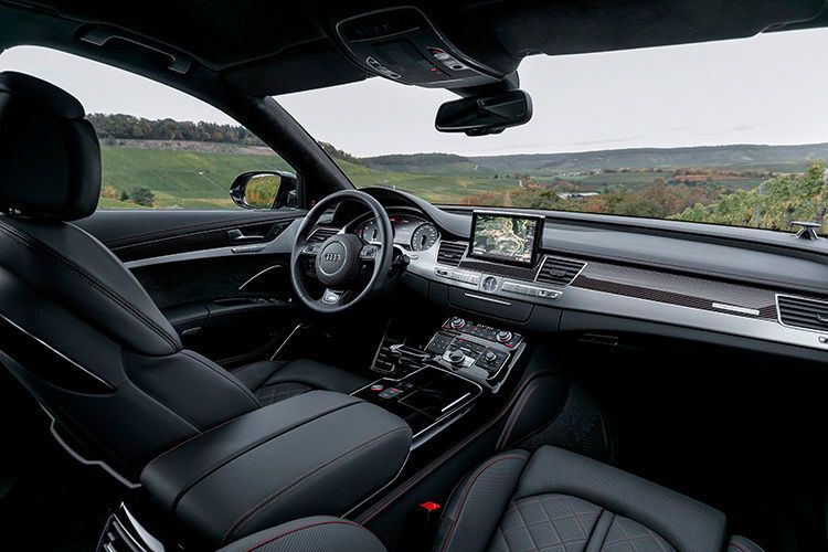Kohlefaser-Applikationen mit roten Zierfäden zeigen den stärksten A8 im Innenraum an. (Foto: Hersteller)