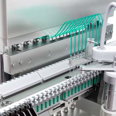 Die auf der Pharma Handling Unit montierten Füllnadeln ermöglichen bei Bedarf eine flexible Nachfüllung. Dank 100-prozentiger In-Prozess-Kontrolle (IPK) wird das Füllgewicht genau kontrolliert. (Bild: Syntegon Technology)