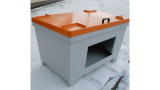 Gitterboxen könnten bald passé sein, denn der Duroplast-Experte Lorenz Kunststofftechnik hat eine Alternative aus glasfaserverstärktem Polyesther-Harz geschaffen, die in der Logistik nützliche Dienste leistet oder in leicht abzuwandelnder Form, wie Lorenz betont, auch andere Funktionen übernehmen kann – wie hier als robuste, witterungsstabile Streugut-Box. Zu sehen sind die Produkte auf der K 2016 in Düsseldorf. (Lorenz)