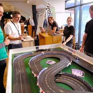 Wettbewerb auf der Carrera-Bahn: Beim Regensburger Herbstforum sollten die Mitglieder neben Infos auch Spaß finden. (Bild:  Zietz - VCG)