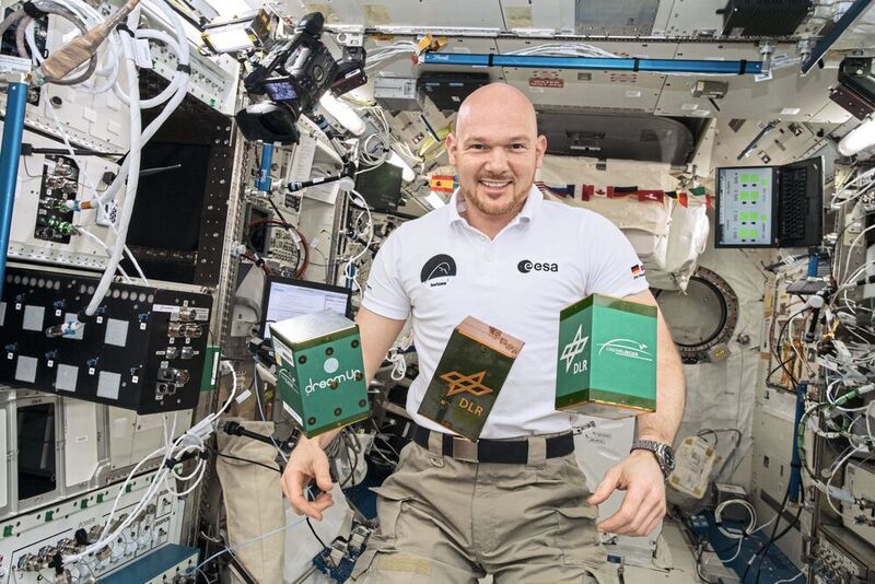 Der deutsche ESA-Astronaut Alexander Gerst mit den Experimentboxen. (NASA)