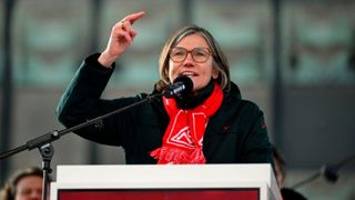 Bald Tarifverhandlungen. Die IG Metall fordert angesichts gestiegener Kosten für die Verbraucher rund sieben Prozent mehr Lohn. Arbeitgeber sprechen allerdings von einer Rezession, die das nicht erlaubt. Bald muss eine Entscheidung fallen, sonst drohen massive Streiks. (Bild: AFP)