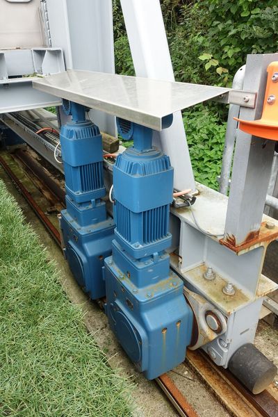 Zum Verfahren der Belichtungsanlage hat Rhenac Greentec einen Kranantrieb von Demag eingesetzt. (Bild: Stefanie Michel)