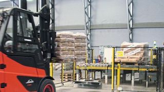 Ein Stapler vor einer der Aufgabestationen in der Produktion des Rohrdorfer Zementwerks. (Fiessler)