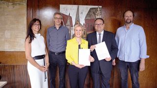 Wollen für ein gemeinsames Verständnis der Bremer KI-Strategie sorgen (v.l.n.r.): Carola Heilemann-Jeschke, Dr. Martin Hagen, Prof. Dr. Jutta Günther, Finanzsenator Björn Fecker und
 Prof. Dr. Dr. Björn Niehaves. (Bild: Freie Hansestadt Bremen)