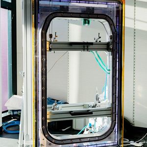 Das Fraunhofer LBF entwickelte und validierte im Projekt TAVieDa experimentell Messtechnik für sensorintegrierte Flugzeugtürdichtungen; die neue Dichtungsgeometrie wurde vom Projektpartner Trelleborg u.a. mit Hilfe von Finite-Elemente-Simulationen entwickelt. Dabei wird das Bauteil virtuell betrachtet – in einer endlichen Anzahl kleiner, einfacher geometrischer Elemente (finite Elemente).(Bild:  Fraunhofer IWU)