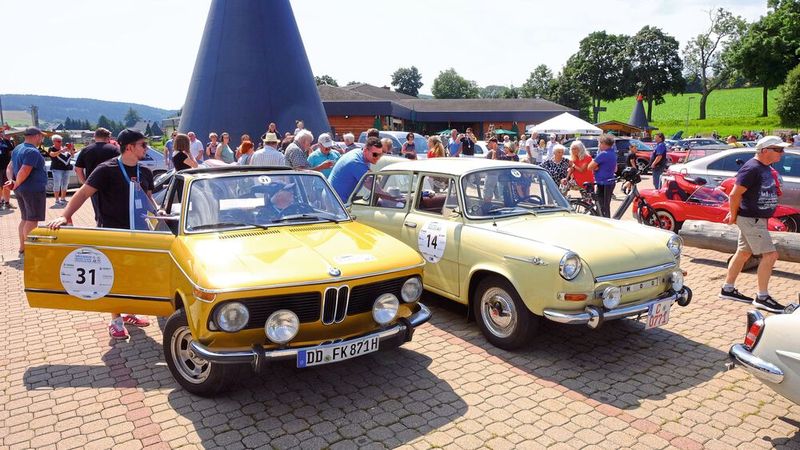 Begeistertes Publikum und tolle Schätze: ein BMW 2002 Baur Targa, Bj. 1971, und ein Skoda MB 1000, Bj. 1967, im Räucherkerzenland in Crottendorf. (Bild: Zietz/»kfz-betrieb«)