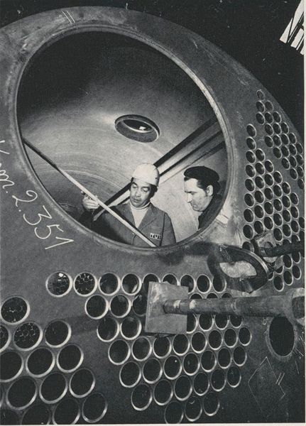 Ein Tüv Experte der Abteilung Werkstofftechnik überprüft die Schweißtechnik im Rahmen einer Abuüberwachung, Anfang der 1970er Jahre. (Bild: Tüv Süd)