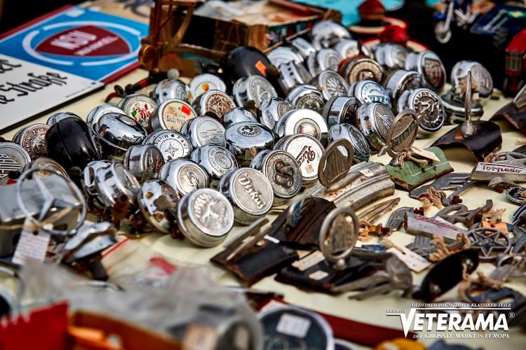 Auf der Suche nach dem passenden „Schallgeber“ fürs Zweirad? Auch an Fahrrad-/Mofaklingeln herrscht in Hockenheim offenbar kein Mangel. (Bild: Veterama)