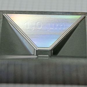 Präzisionsbearbeitung: Der Schriftzug wurde mit einer Tiefe von lediglich 1,0 µm in die schräge Planfläche eines Probestücks aus Formenbaustahl gefräst.