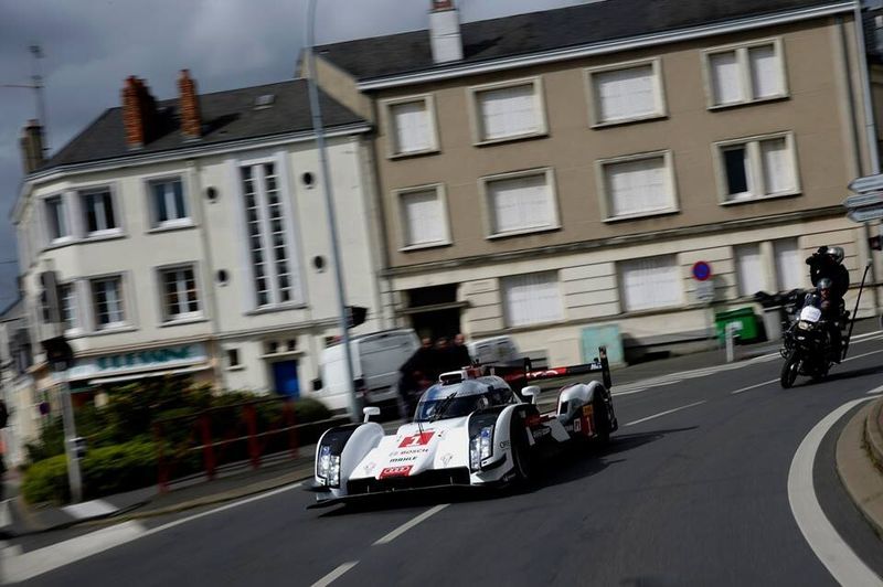 Nicht ganz alltäglich: der Audi R18 e-tron quattro unterwegs durch Le Mans am 25. März 2014 (Bild: Audi Communications Motorsport)