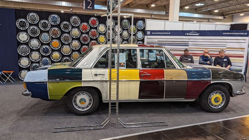 Das zusammen mit dem MB/8-Club Deutschland e. V. durchgeführte Nachwuchsprojekt des Deuvet wurde erstmals auf der Bremen Classic Motorshow gezeigt: Auszubildende des Lackierer-Handwerks im Grone-Ausbildungszentrum Bremen haben einen Mercedes 200 aus dem Jahr 1972 in allen 64 Farben, mit denen dieses Auto in seiner Produktionszeit bestellt werden konnte, lackiert. (Bild: Dominsky – VCG)