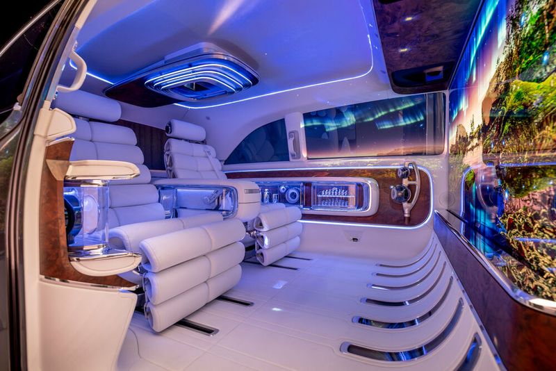 Den Gästen stehen sieben digitale Erlebniswelten zur Auswahl, darunter Modi für Unterhaltung, Arbeit, Spiel oder Entspannung. (Bild: Mercedes-Benz)