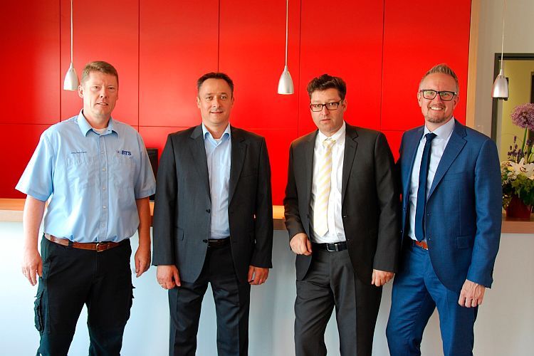 Betriebsleiter Jörg Herrmann, Serviceleiter Marc Berg, Axel Eggert und Torsten Hermsen (v.li.) führten die Jury durch den Dortmunder BTS-Standort.  (Foto: Rosenow)