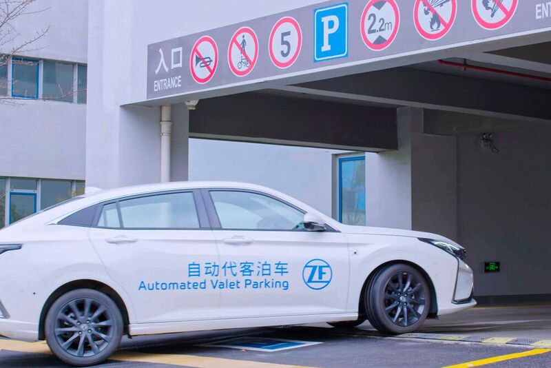 ZF zeigte im April 2021 auf der Auto Shanghai bereits einen Prototypen für automatisiertes Parken. Nun hat der Zulieferer in ein darauf spezialisiertes Start-up investiert.