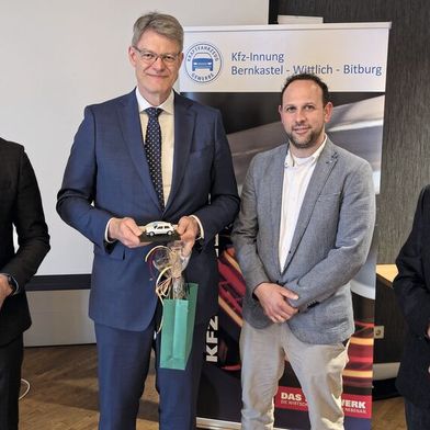 Bundesverkehrsminister Schnieder mit den Obermeistern Rainer Ferres (l.), Stellvertreter Timo Rings (3. v. l.) und Ehrenobermeister Kurt Mertes (r.).  (Bild: Kfz-Innung Bernkastel-Wittlich-Bitburg)