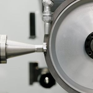 Inserts-PRO, das Softwarepaket von Anca, das zum Schleifen von Wendeschneidplatten dient, ermöglicht, wie es heißt, unkomplizierten Einstieg in die Fertigung komplexer Wendeschneidplatten. Das klappe durch fortschrittliche Simulation, Automatisierung und optimierte Funktionen für diesen Zweck.(Bild:  Anca)