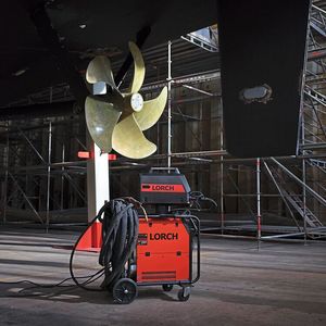 Dank der Heavy-Duty-Ausführung lässt sich die Micor Mig Pulse per Kran sicher und problemlos an jede Arbeitsstelle bringen.   (Bild:  Lorch/Peters Werft)