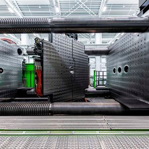 Blick auf die Auspannplatten der "Duo 5500 combi M", die jetzt im Engel-Technikum darauf wartet, den Herausforderungen der Automobilindustrie in Sachen immer größerer und dennoch leichterer Spritzgussteile zu begegnen.(Bild:  Engel)