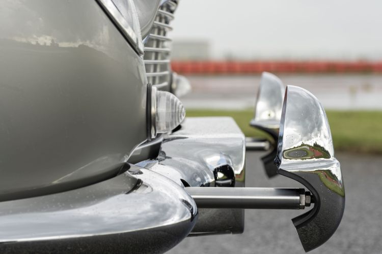 Ein Extra, das sich auch heute manch Autofahrer in der Aufpreisliste wünschen würde: ausfahrbare Rammhörner, die ein Anschieben speziell des Vordermanns spürbar erleichtern. (Bild: Max Earey)